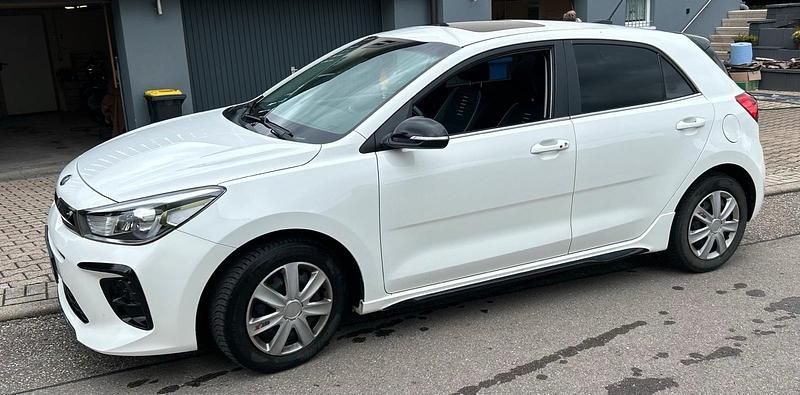 Weiß Gebraucht 2018 Kia Rio GT-Line Limousine | 13.300 € (Fairer Preis) - Bild 1/4