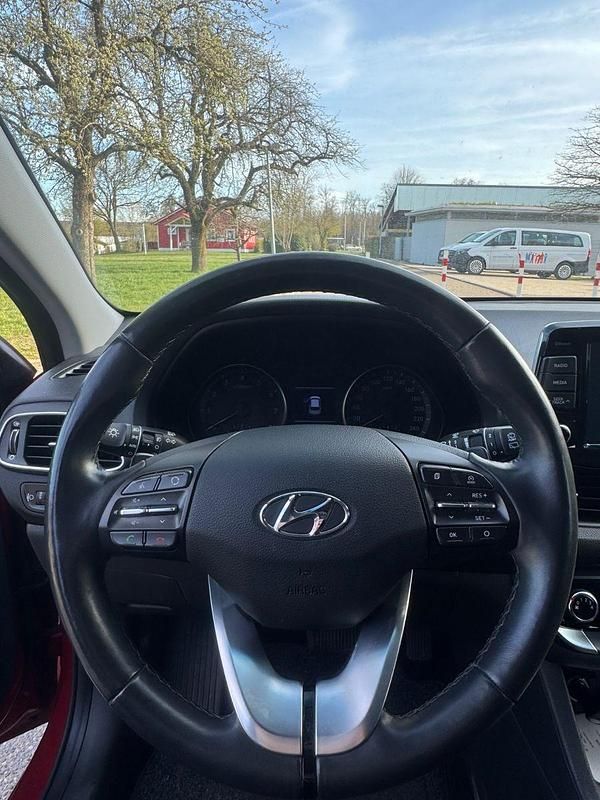 Gebraucht Hyundai i30 Style 140 PS (102 kW) 2020 Rot Kombi