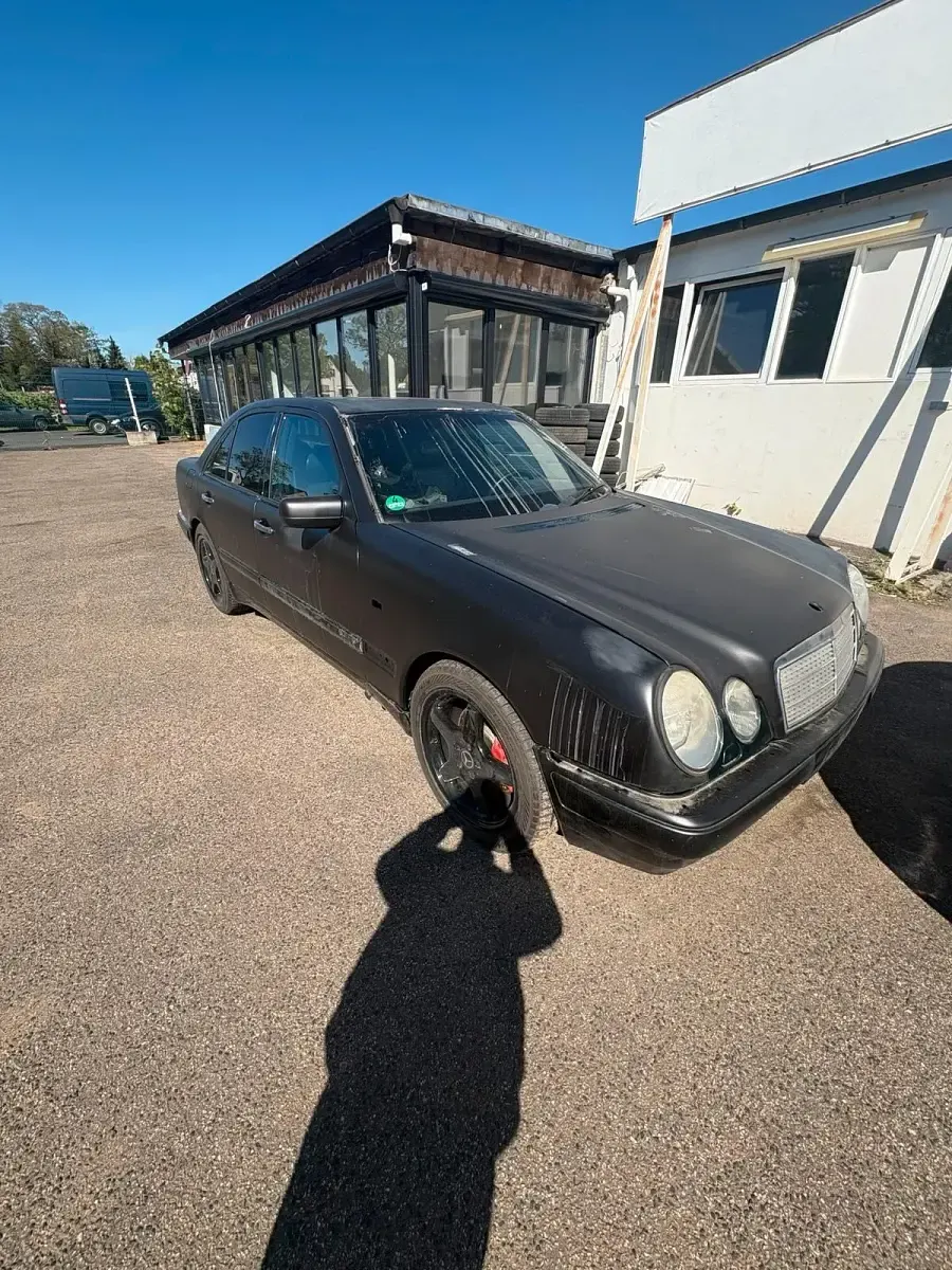 Gebraucht Mercedes E430 279 PS (205 kW) 1999 Schwarz Limousine