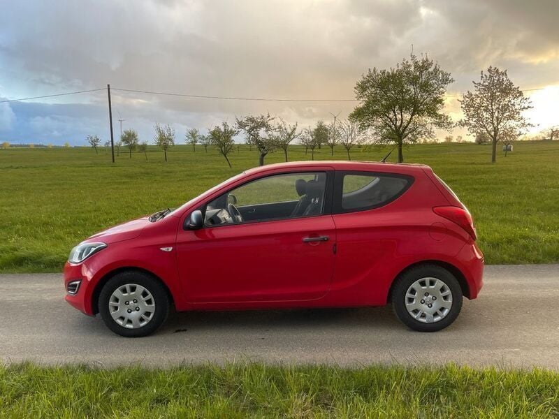 Gebraucht Hyundai i20 Edition 86 PS (63 kW) 2013 Rot Kleinwagen