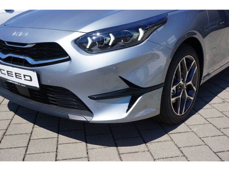 Neu Kia Ceed Style 140 PS (102 kW) 2025 Silber Kleinwagen