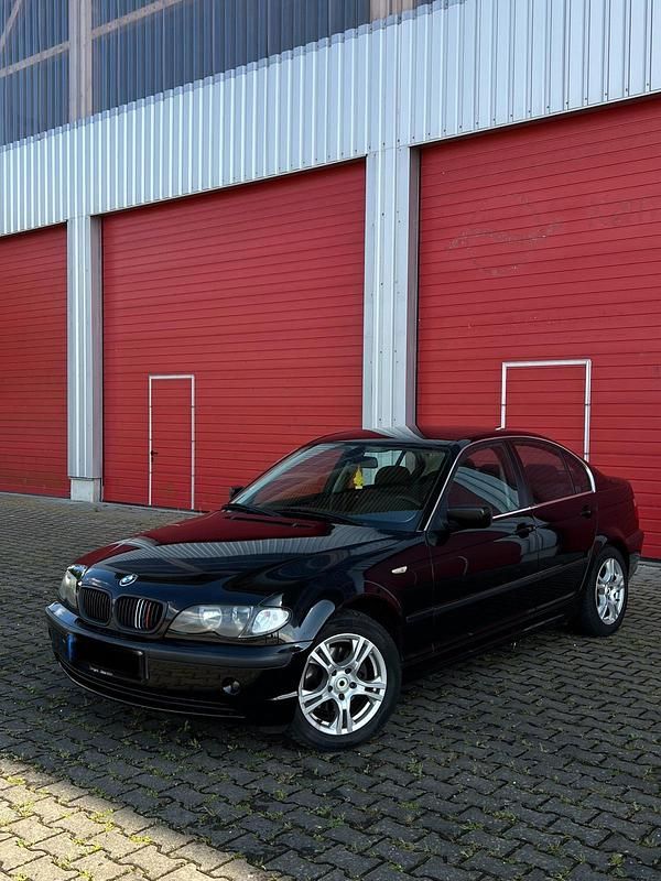 Schwarz Gebraucht 2005 BMW 318 Limousine | 1.850 € (Guter Preis) - Bild 1/4