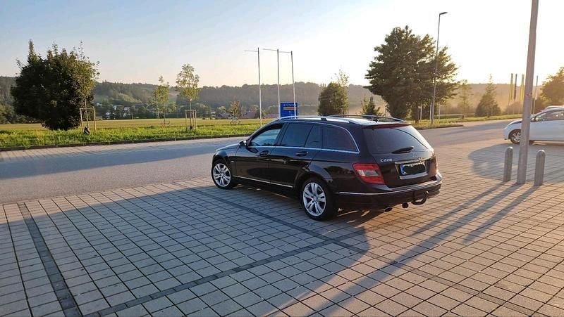 Schwarz Gebraucht 2010 Mercedes C220 Avantgarde Kombi | 6.950 € (Etwas zu teuer) - Bild 1/4