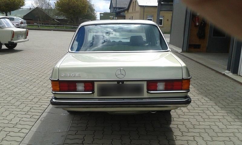 Gebraucht Mercedes E230 136 PS (100 kW) 1981 Grün Limousine