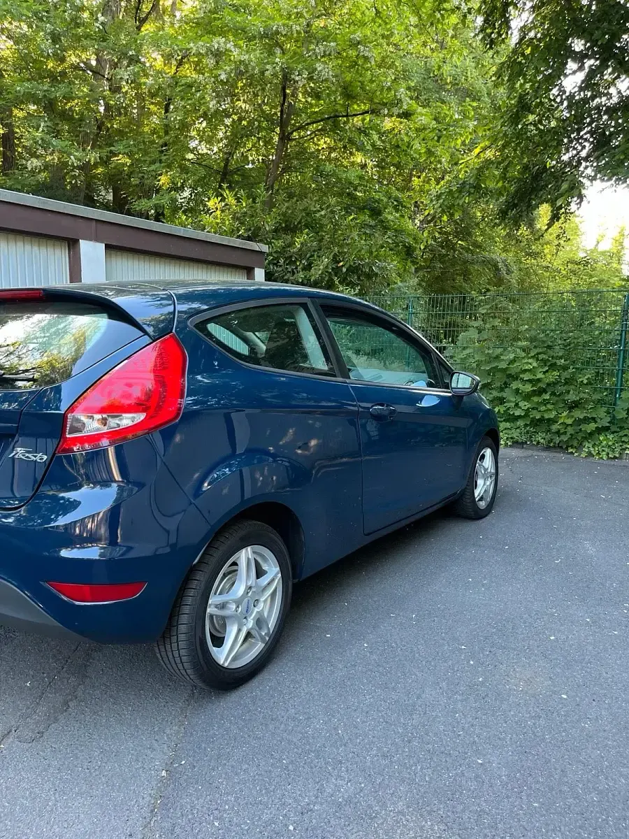 Gebraucht Ford Fiesta 60 PS (44 kW) 2011 Blau Kleinwagen