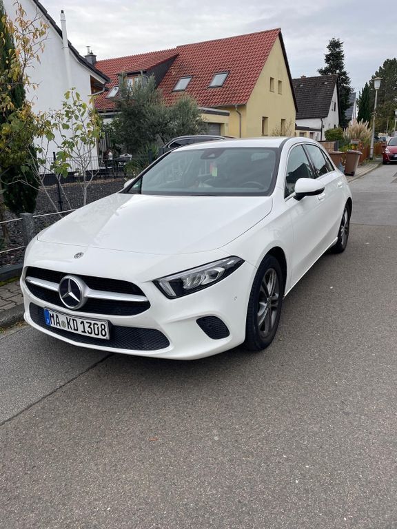 Schwarz Gebraucht 2018 Mercedes 200 Limousine | 16.500 € (Superpreis) - Bild 1/3