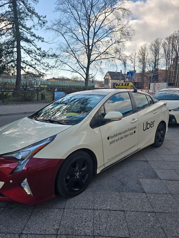 Gebraucht Toyota Prius Comfort 122 PS (89 kW) 2017 Rot Limousine