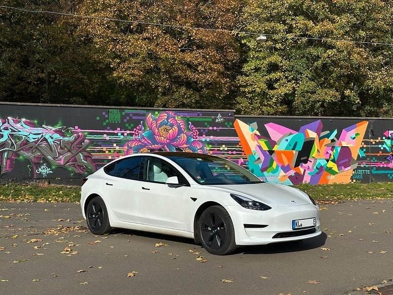 Weiß Gebraucht 2022 Tesla Model 3 Standard Range Limousine | 26.000 € (Guter Preis) - Bild 1/4