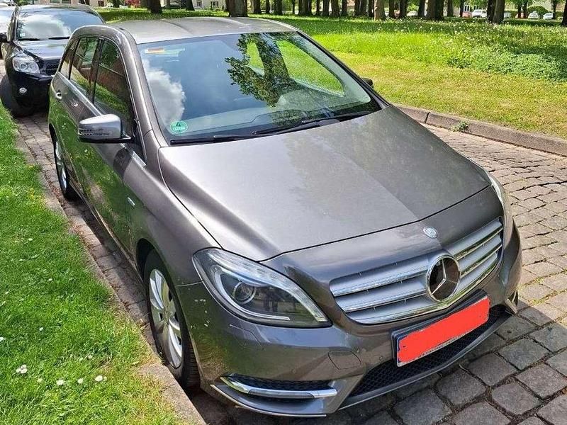 Grau Gebraucht 2012 Mercedes B180 Van / Kleinbus | 9.900 € (Fairer Preis) - Bild 1/4