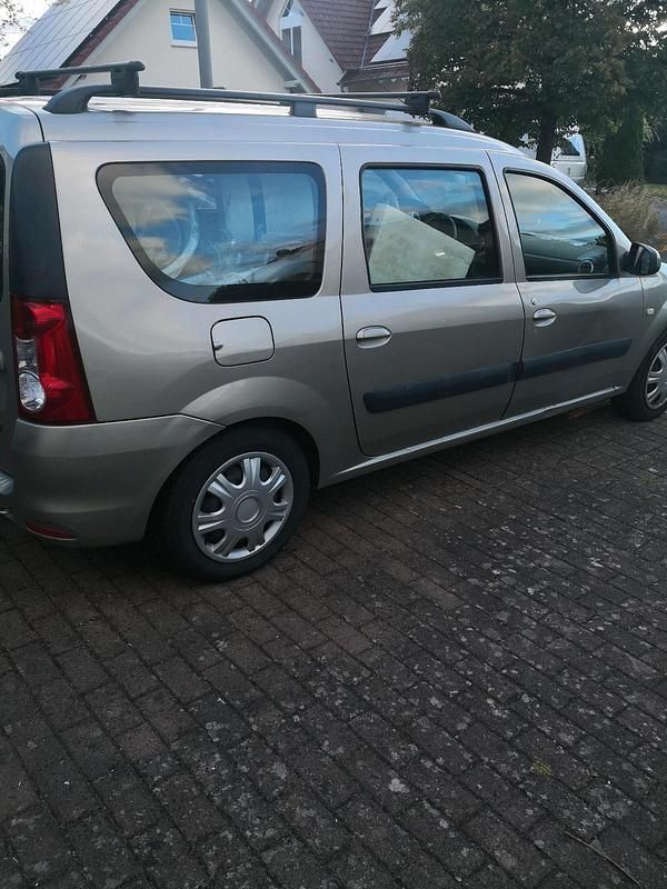 Grau Gebraucht 2009 Dacia Logan MCV Kombi | 1.999 € - Bild 1/4