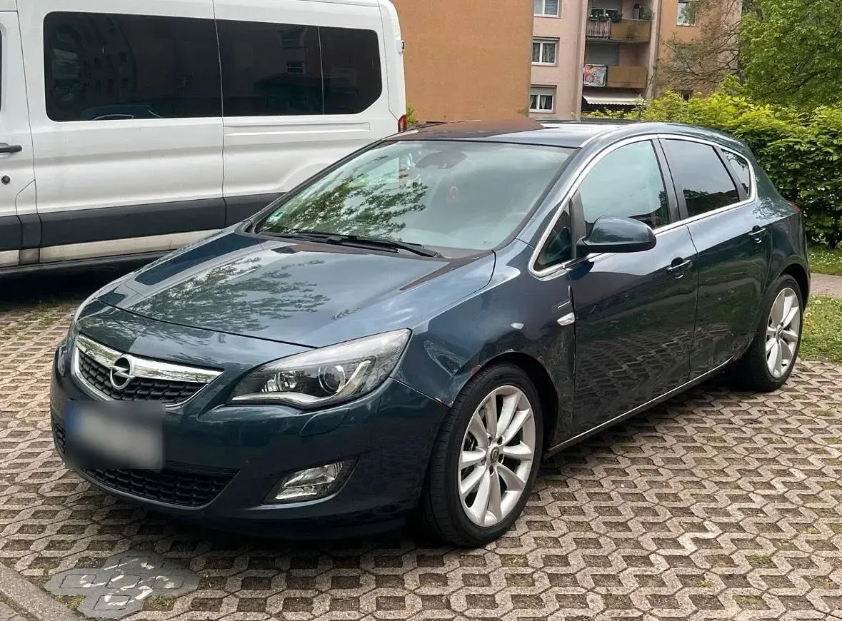 Gebraucht Opel Astra 131 PS (96 kW) 2010 Blau Limousine