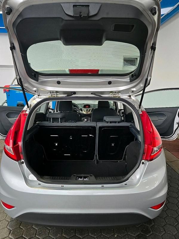 Gebraucht Ford Fiesta 78 PS (57 kW) 2011 Silber Kleinwagen