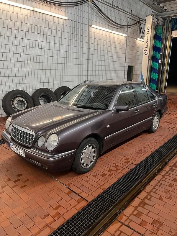 Andere farben Gebraucht 1996 Mercedes E230 Elegance Limousine | 4.980 € (Fairer Preis) - Bild 1/4