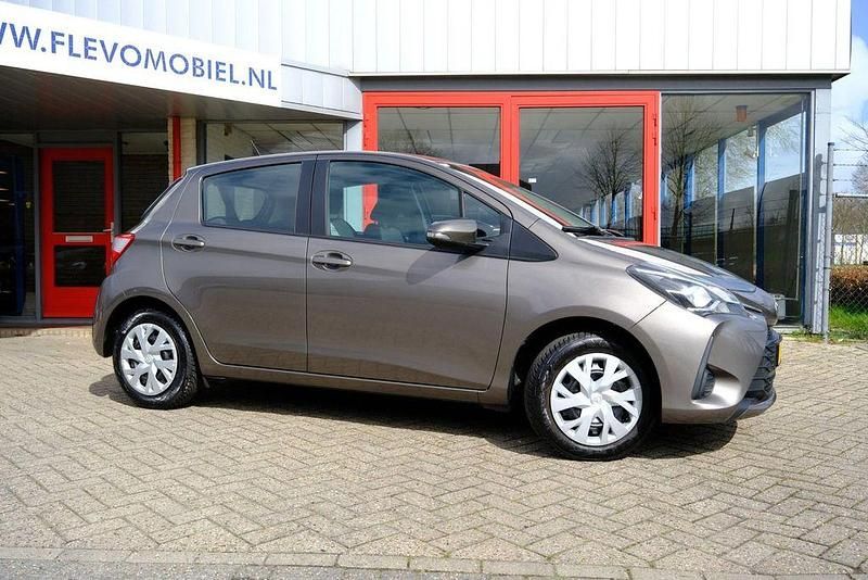 Gebraucht Toyota Yaris 111 PS (81 kW) 2017 Grau Limousine