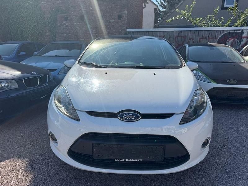 Weiß Gebraucht 2012 Ford Fiesta Champions Edition Kleinwagen | 3.000 € (Guter Preis) - Bild 1/4
