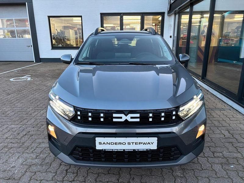 Neu Dacia Sandero Expression 110 PS (80 kW) 2026 Grau Limousine