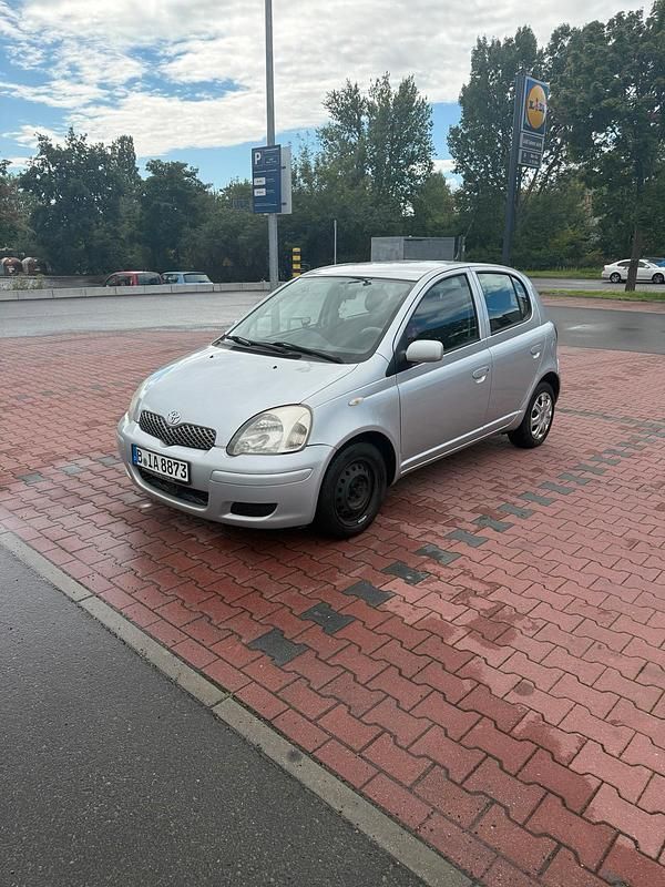 Grau Gebraucht 2004 Toyota Yaris Kleinwagen | 1.450 € (Superpreis) - Bild 1/4
