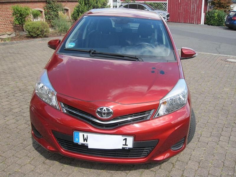 Rot Gebraucht 2012 Toyota Yaris Cool Limousine | 6.800 € (Fairer Preis) - Bild 1/4