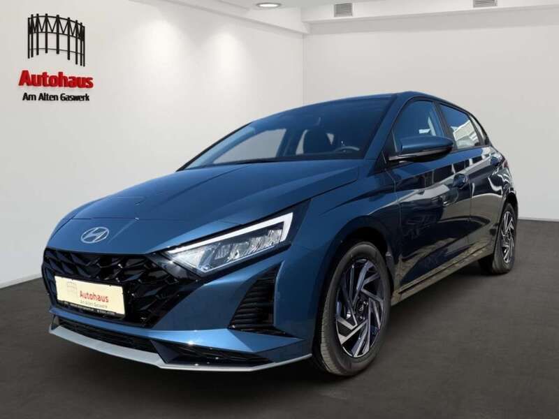 Vibrant blue / mic (blau) Neu 2025 Hyundai i20 Kleinwagen | 23.485 € (Fairer Preis) - Bild 1/4