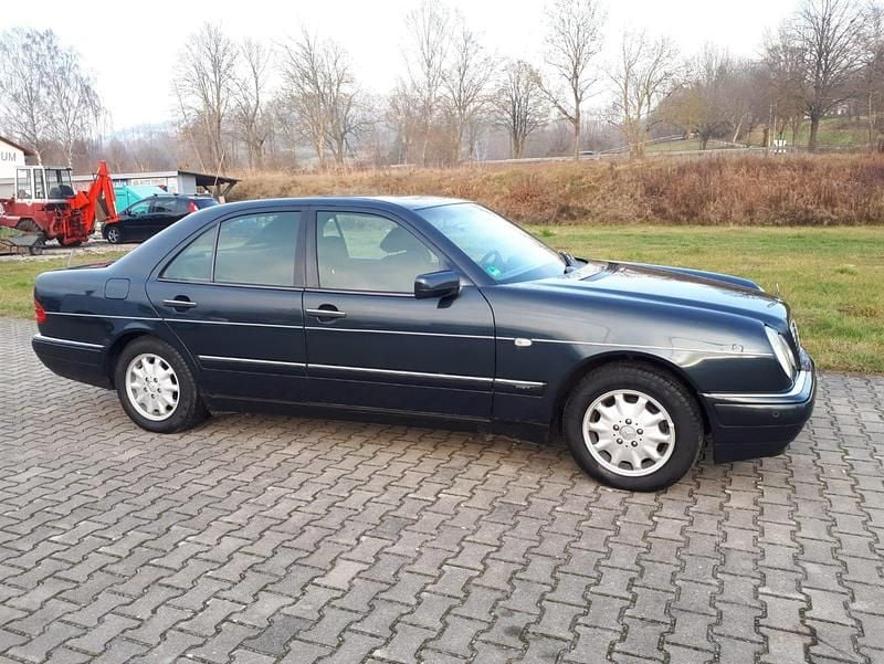 Schwarz Gebraucht 1996 Mercedes E200 Limousine | 3.500 € (Fairer Preis) - Bild 1/4