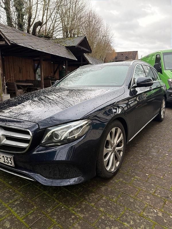 Gebraucht Mercedes E220 194 PS (142 kW) 2017 Blau Kombi