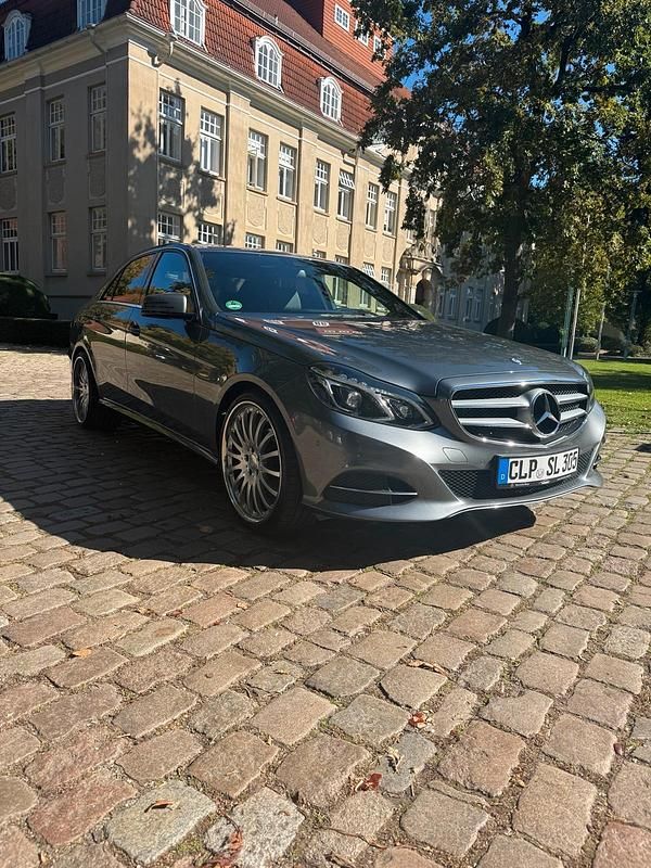 Grau Gebraucht 2015 Mercedes E220 Avantgarde Limousine | 13.999 € (Fairer Preis) - Bild 1/4