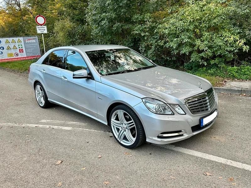 Silber Gebraucht 2012 Mercedes E200 Elegance Limousine | 11.700 € (Guter Preis) - Bild 1/4