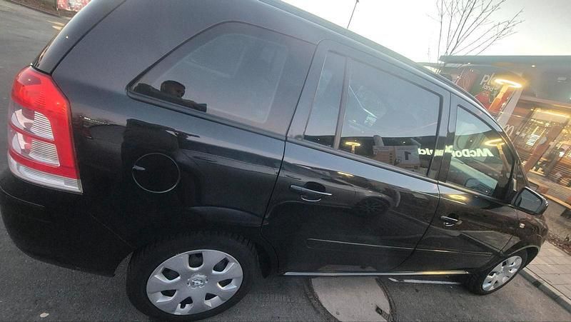Schwarz Gebraucht 2013 Opel Zafira Van / Kleinbus | 8.400 € (Teuer) - Bild 1/4