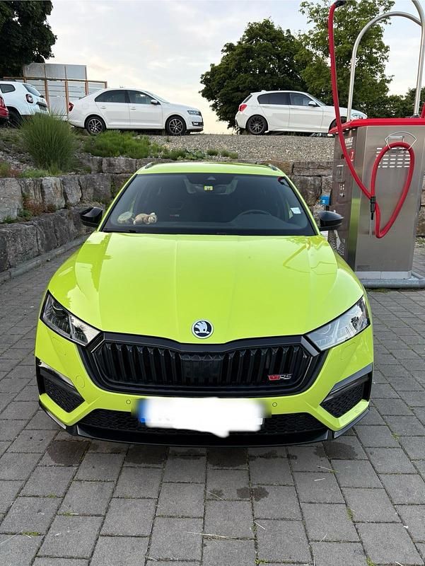 Grün Gebraucht 2021 Skoda Octavia RS Kombi | 25.999 € (Fairer Preis) - Bild 1/4
