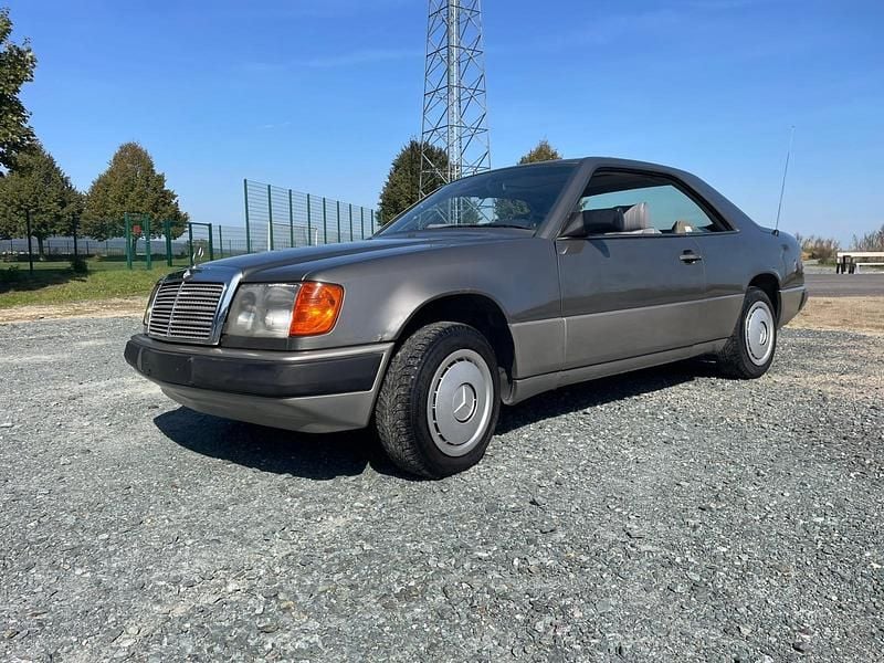 Beige Gebraucht 1988 Mercedes 230 Coupé | 8.000 € - Bild 1/4