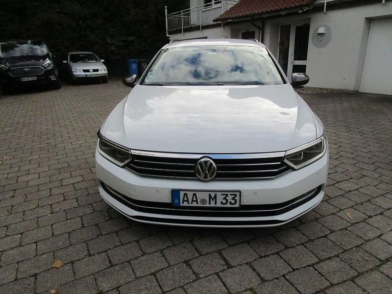 Weiß Gebraucht 2015 VW Passat Comfortline Kombi | 6.900 € (Guter Preis) - Bild 1/4