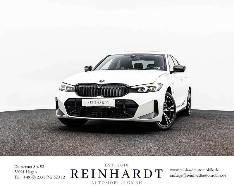 Alpinweiss iii Gebraucht 2022 BMW 330e M Sport Limousine | 43.515 € - Bild 1/3