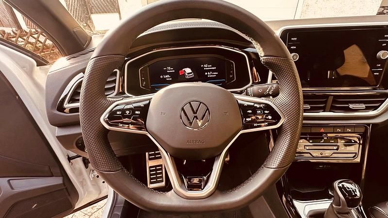 Second-hand VW T-Roc R-line 110 CP (80 kW) 2023 Alb SUV