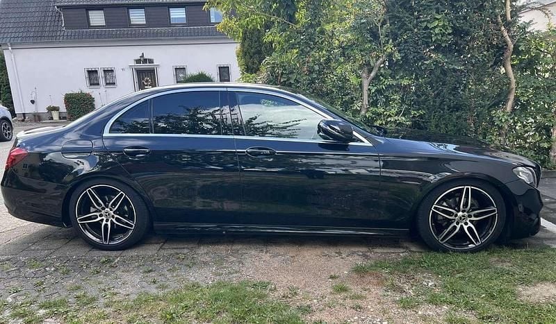 Gebraucht 2018 Mercedes E220 AMG line Limousine | 26.000 € - Bild 1/4