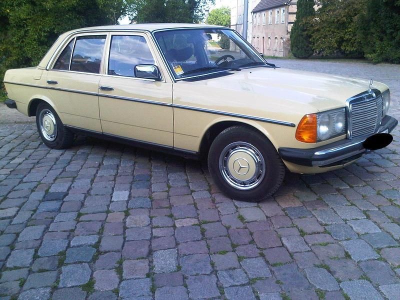 Gebraucht Mercedes 230 109 PS (80 kW) 1977 Gelb Limousine