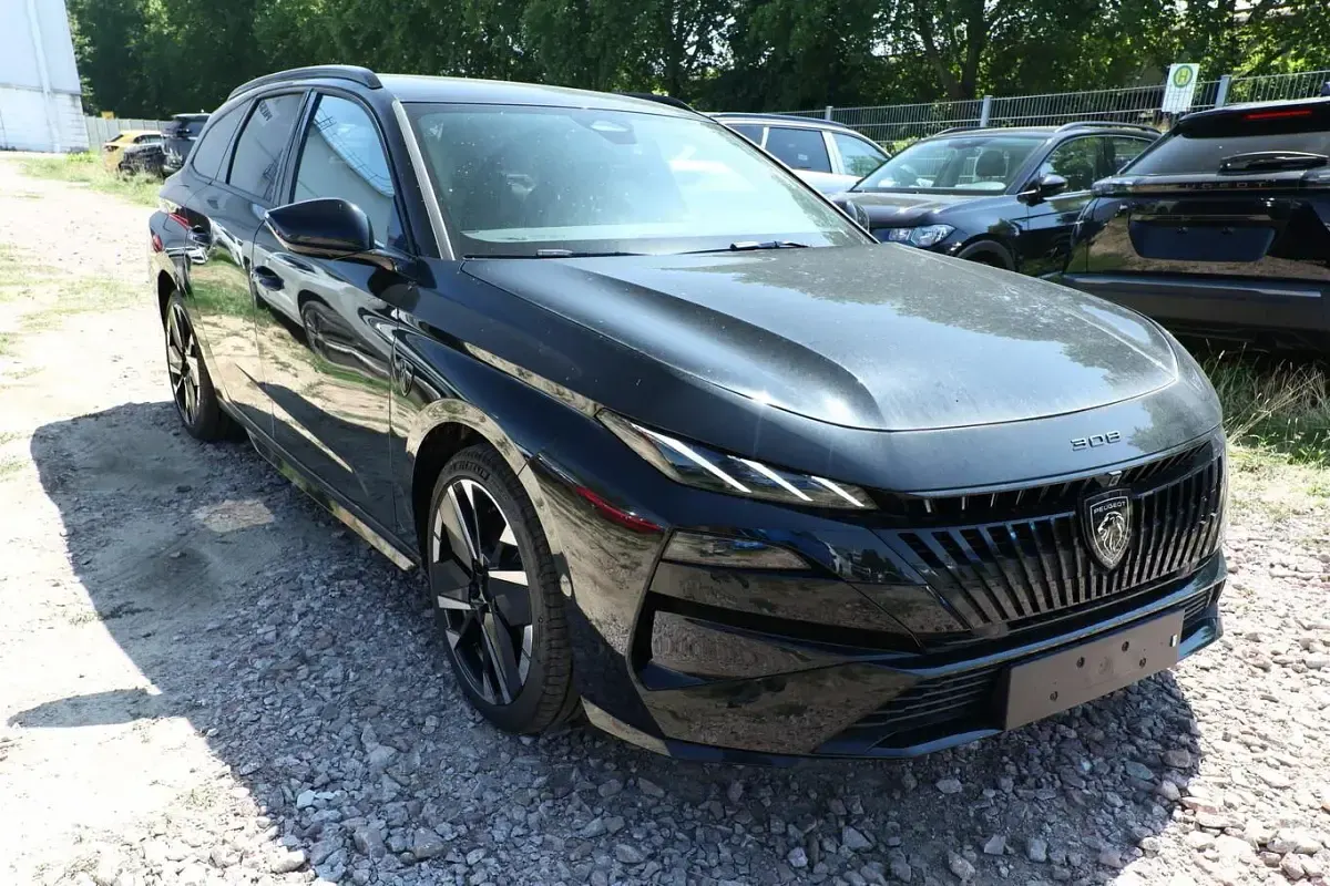 Neu Peugeot 308 SW GT 131 PS (96 kW) 2026 Perla nera schwarz metallic Kombi