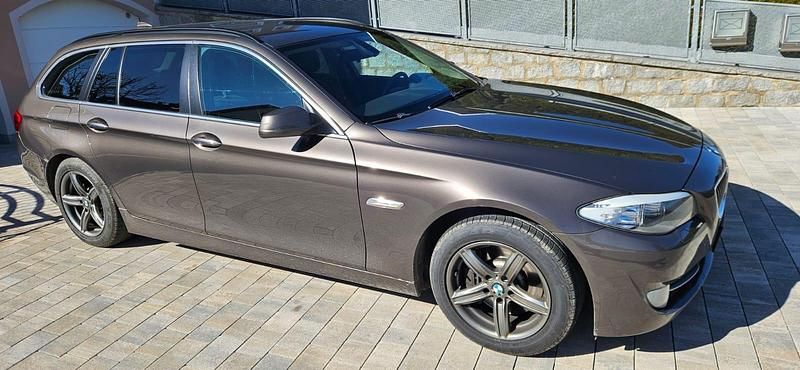Braun Gebraucht 2011 BMW 530 Kombi | 8.500 € (Superpreis) - Bild 1/4
