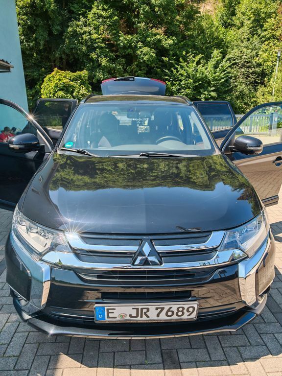 Schwarz Gebraucht 2018 Mitsubishi Outlander Active SUV | 22.750 € (Teuer) - Bild 1/4