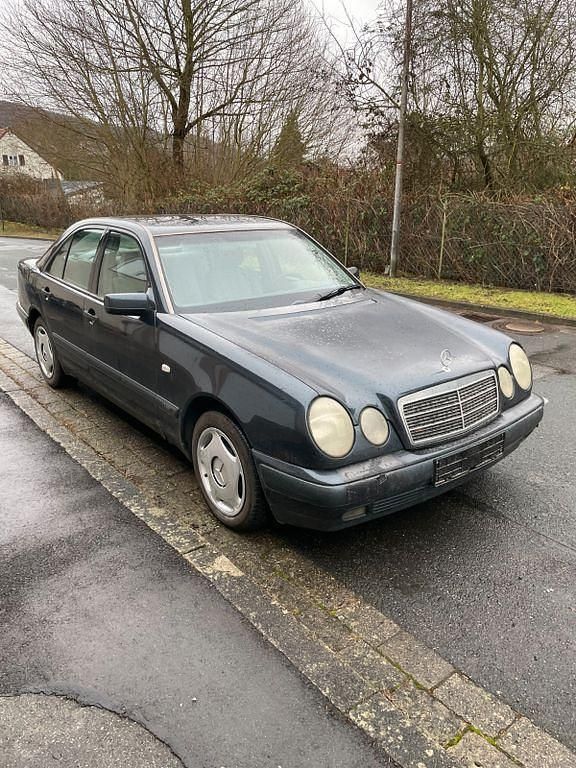 Gebraucht Mercedes E220 Classic 125 PS (91 kW) 1999 Blau Limousine