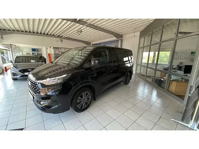 Gebraucht Ford Tourneo Custom Titanium 136 PS (100 kW) 2025 Schwarz Van