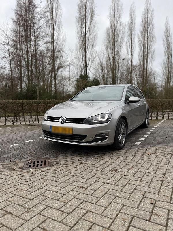 Gebraucht VW Golf VII Highline 150 PS (110 kW) 2015 Grau Limousine