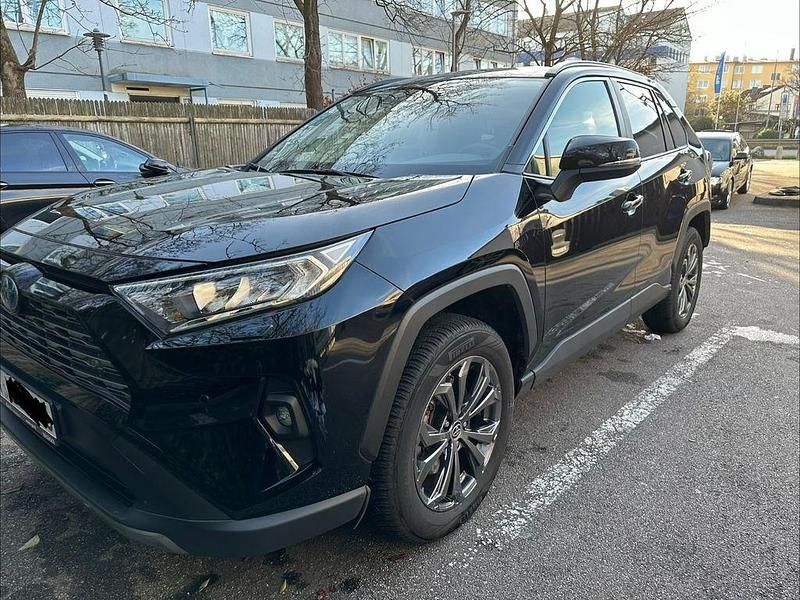 Schwarz Gebraucht 2024 Toyota RAV4 Hybrid Team SUV | 38.950 € (Guter Preis) - Bild 1/4