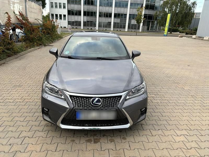 Grau Gebraucht 2015 Lexus CT200h Sport Line Limousine | 15.900 € (Fairer Preis) - Bild 1/4