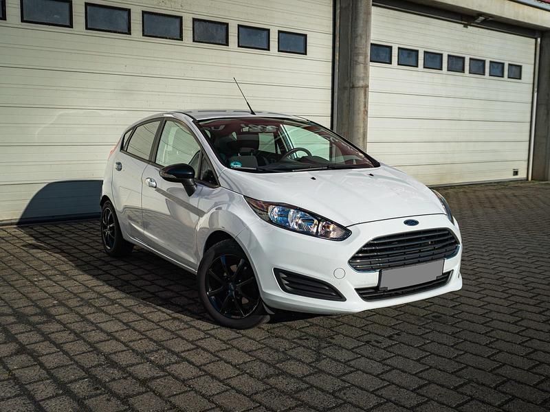 Gebraucht Ford Fiesta 100 PS (73 kW) 2014 Weiß Kleinwagen
