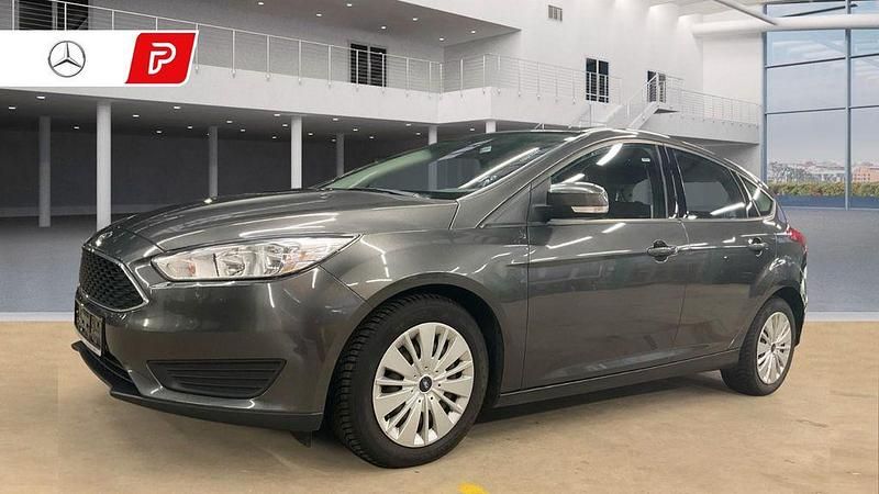 Grau Gebraucht 2017 Ford Focus Trend Limousine | 6.990 € (Fairer Preis) - Bild 1/4