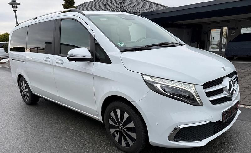 Weiß Gebraucht 2022 Mercedes V300 Avantgarde Edition Van / Kleinbus | 59.888 € (Fairer Preis) - Bild 1/4
