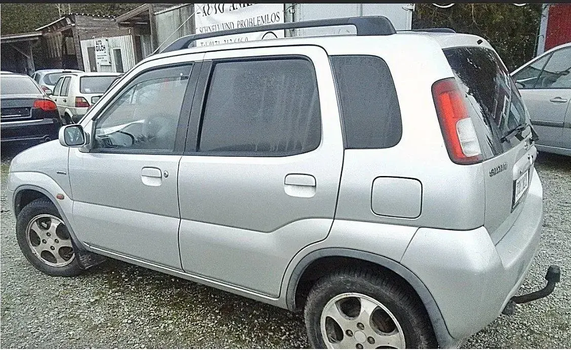 Usata Suzuki Ignis 85 CV (62 kW) 2003 Argento Utilitaria