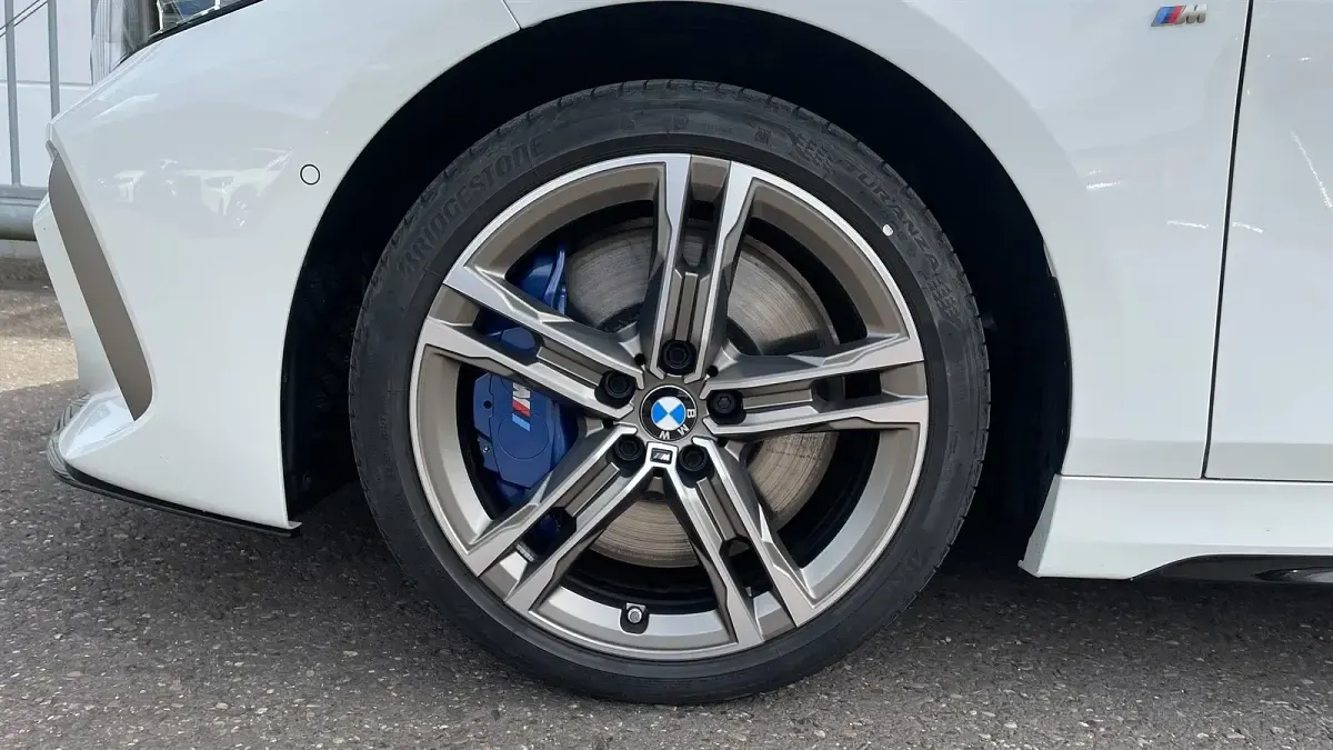 Gebraucht BMW M135 Performance 306 PS (225 kW) 2023 Alpinweiß uni Kleinwagen