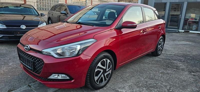 Rot Gebraucht 2015 Hyundai i20 YES! Limousine | 7.990 € (Fairer Preis) - Bild 1/4