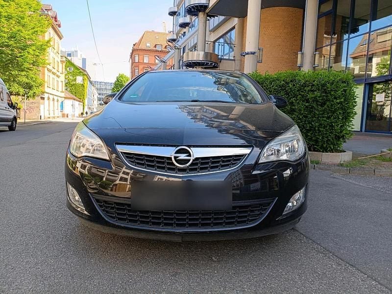 Second-hand Opel Astra 115 CP (84 kW) 2011 Negru Hatchback
